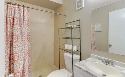 < 1 Mi to Pleasure Pier: Unit in Galveston!