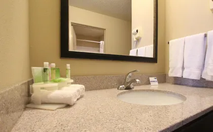 Holiday Inn Express & Suites Chicago-Libertyville