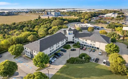 Days Inn & Suites by Wyndham Desoto