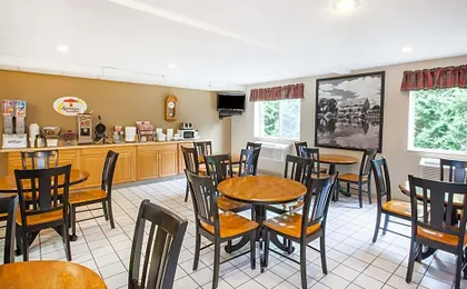 Super 8 by Wyndham West Branch