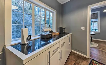 Cozy Eureka Springs Cottage, Walk to Dtwn!