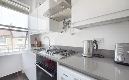 Bright Two Bedroom Flat in Fashionable Fulham by Underthedoormat