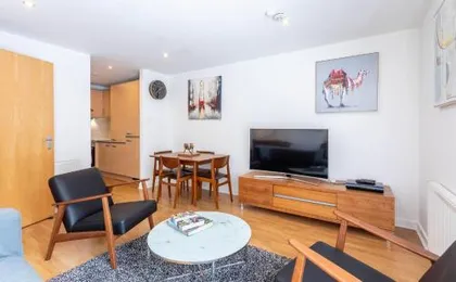 Modern 2 bed BroomPark/Central apt. with Parking