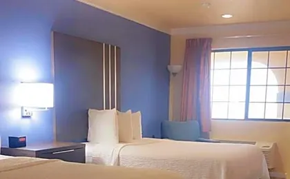 Days Inn & Suites by Wyndham Braunig Lake