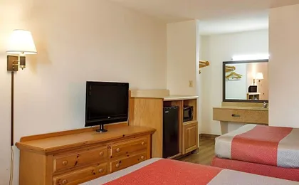 Motel 6-Clarksville, TN