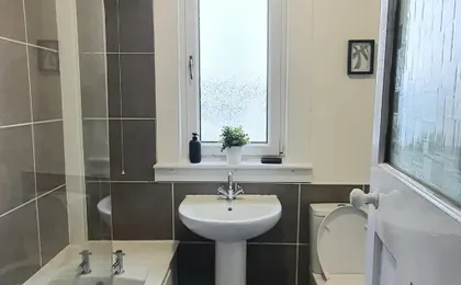 Large 3 Bed Apartment Glasgow West End Free Parking & Electric Vehicle point