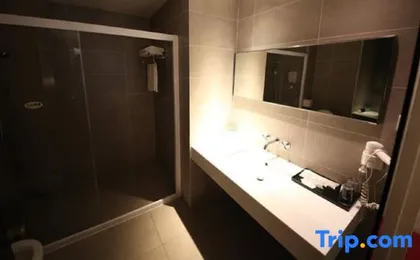 Mingyue Business Hotel(Huaqiang North subway station store)