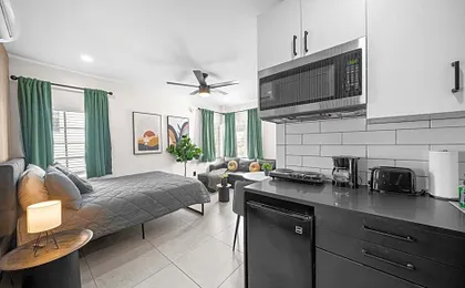 Baybreeze Apartments by Lowkl