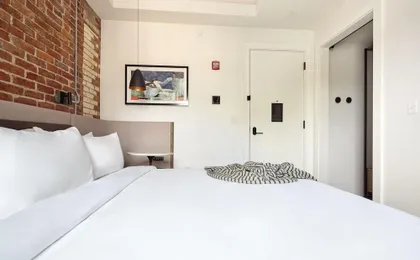 907 Main Hotel Central Square, Sonder