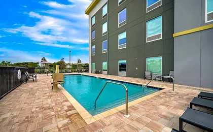HomeTowne Studios by Red Roof Fort Myers