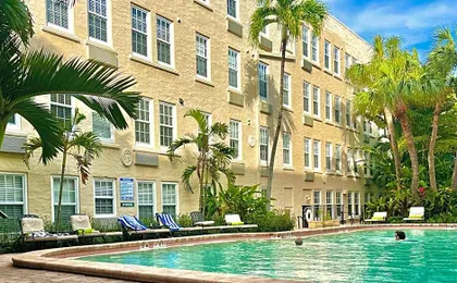 Renovated studio in the heart of Palm Beach - free parking, security box