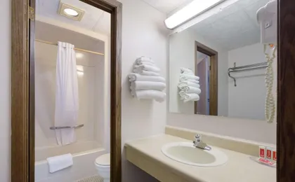Econo Lodge Inn & Suites