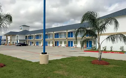 Deluxe Inn & Suites - Baytown