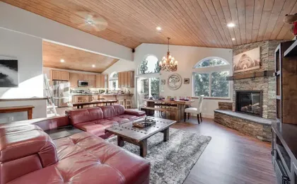 Near Downhill Ski Resort! Hot Tub Haven in Truckee