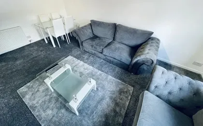 Modern 2 Bedroom Apartment With Free Parking