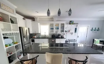 All Decked Out - 4 Beds, Pool & Pets Welcome 4 Bedroom Home