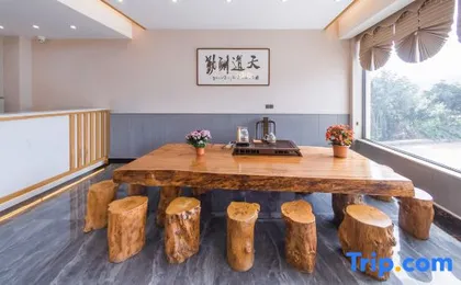 Linglong Yage Holiday Hotel (Lijiang Sanyi International Airport)