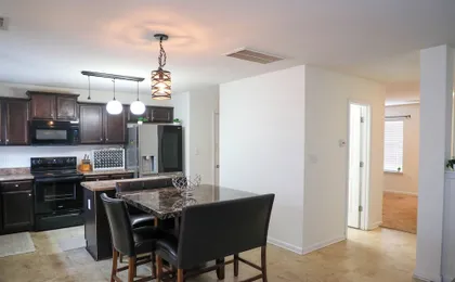 Modern 4 Bedroom Home Near Uptown