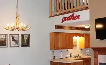 Spacious Downtown Condo Walking distance to Downtown Gatlinburg Sleeps 6 guests