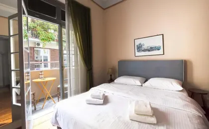 Ideal 4 bdr Apartment in Plaka for 10