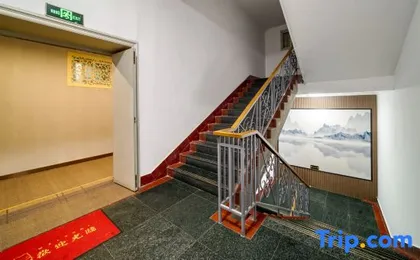 Shanghai Wangyue Hotel (Fangdian Road Subway Station)