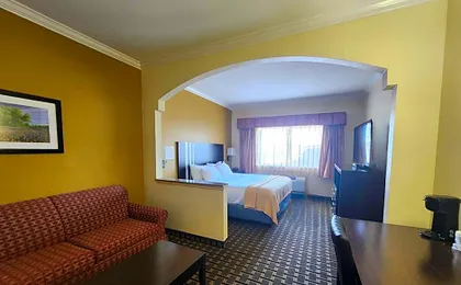 Days Inn & Suites by Wyndham Sam Houston Tollway