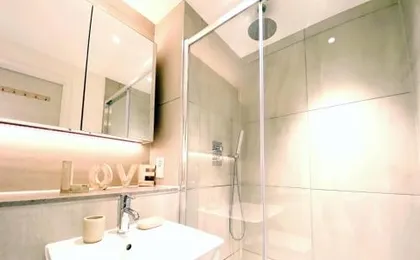 New Large 4 Bedroom & 3 Bathroom Flat near Angel Station in Zone 1 London for Max 13 Guests