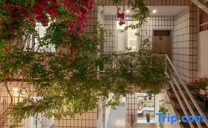 Half-circle coffee hostel