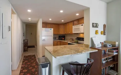 Mariners Court 204