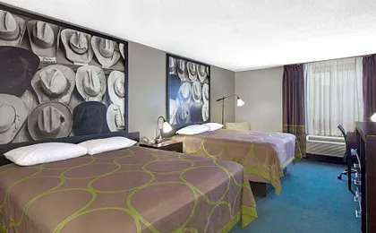 Super 8 by Wyndham Victoria/North/Mall Area