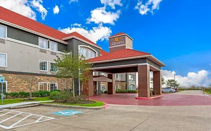 La Quinta Inn & Suites by Wyndham Bridge City