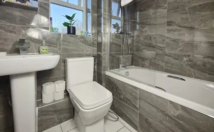 3 Bed House - Sleeps 7 - Garden - Parking - Wifi
