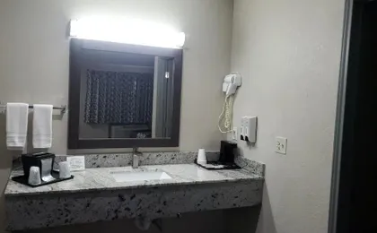 Crescent Park Motel & Suites