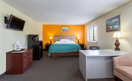 Super 8 by Wyndham Greensboro/Coliseum/Conv.
