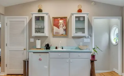 2 Mi to Atlantic Beach: Coastal Retreat w/ Deck