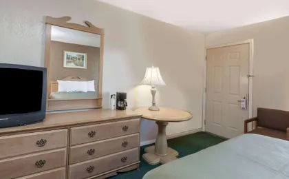 Howard Johnson by Wyndham Bakersfield