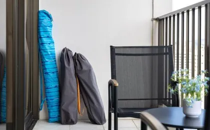 Warm Aloha Vibes, Mountain Views, Short Walk to Beach, and Free Parking