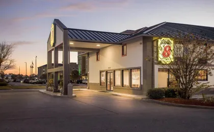 Super 8 by Wyndham Valdosta/Conf Center Area
