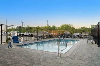 La Quinta Inn & Suites by Wyndham Sulphur