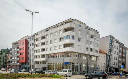 Modern Two-Bedroom Apartment, Free Garage Parking