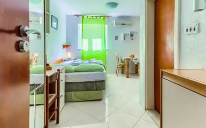 Studio With Shared Garden, 3 min Walk to the Beach