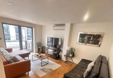 Top-Floor Luxury 3b 3 b with Private Terrace & Lift direct to own floor in Zone 1 next to Hyde park
