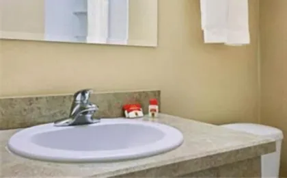 Super 8 by Wyndham Hartford South - Rocky Hill