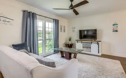1 Mi to Moody Gardens & Beaches: Galveston Home