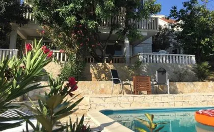 A & A Luxury Guest House