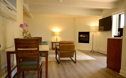 Lobos Lodge