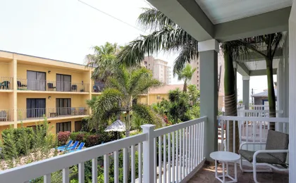 Sleeps 6 in a 4plex w Pool, Only a Block to Beach
