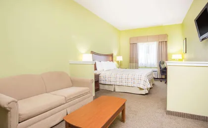 Days Inn & Suites by Wyndham Swainsboro