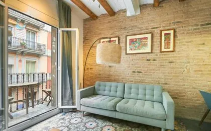 64 Apartment in a typical Barcelonas old building