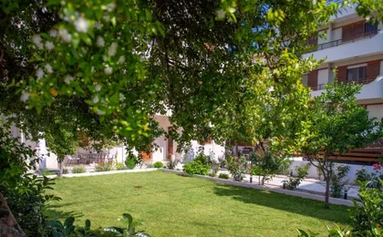 Monte Smith Luxury Garden Apartment with Parking